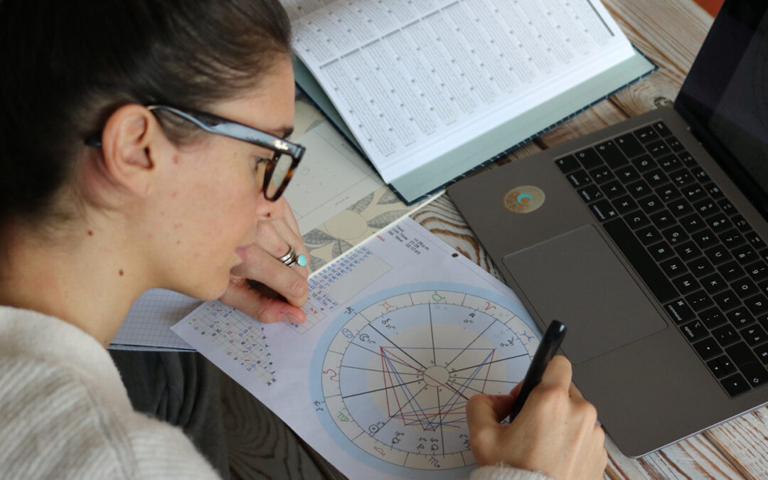 Femmes du Cosmos : Quand l’astrologie devient un chemin de bien-être