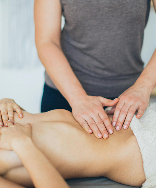 massage-ventre_ChiNeiTsang_02 personne qui va se faire masser. Début du massage par un toucher énergétique