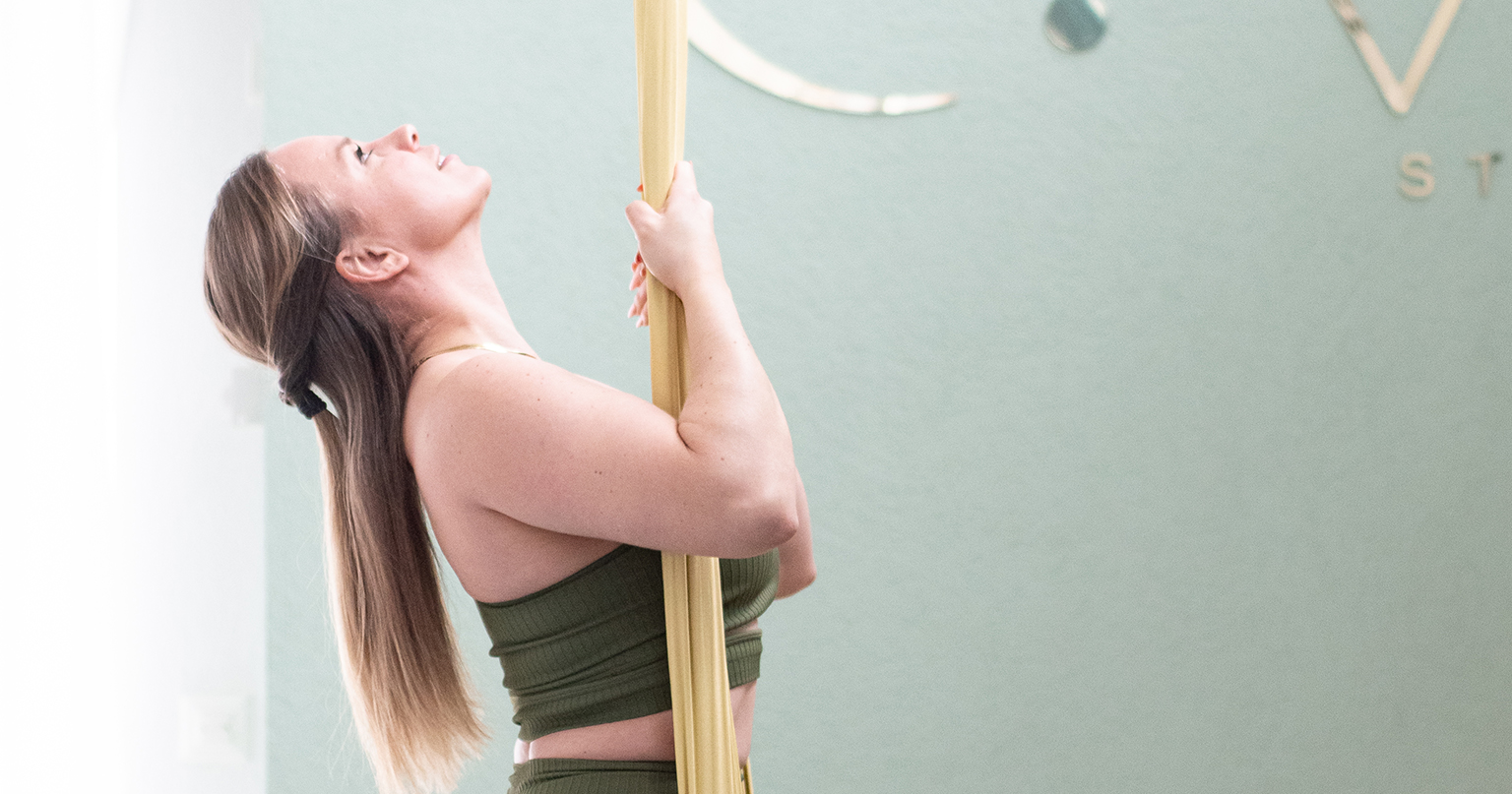 Adélaïde d'Ora Studio dans son tissu de yoga aérien